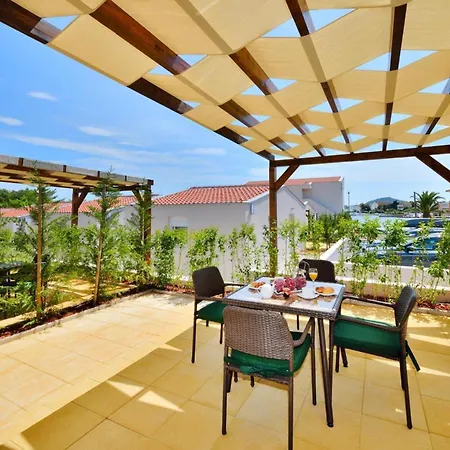 Dalmatia In With Pool, Cleaning Included Appartement *