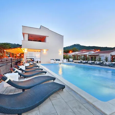 Dalmatia In With Pool, Cleaning Included Apartment Preko