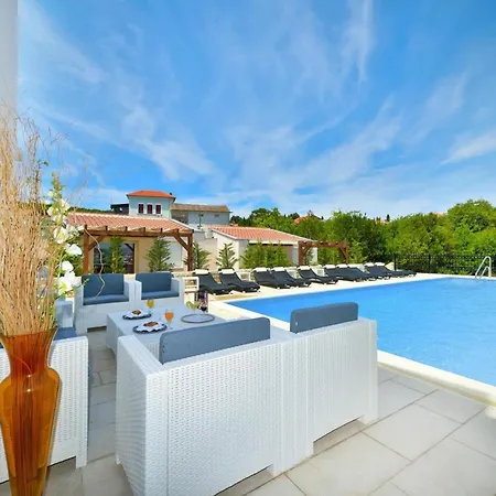 Appartement Dalmatia In With Pool, Cleaning Included