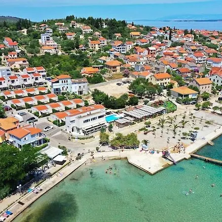 Appartement Dalmatia In With Pool, Cleaning Included Preko