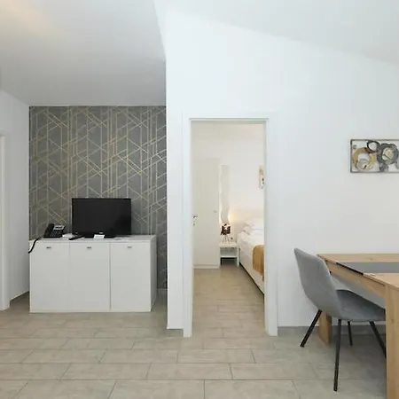 Apartment Dalmatia In With Pool, Cleaning Included Preko