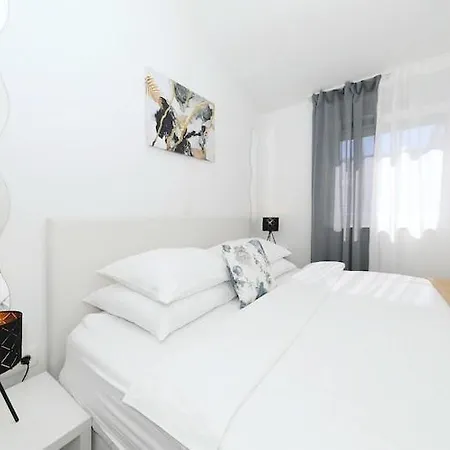 Apartment Dalmatia In With Pool, Cleaning Included *