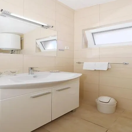 Dalmatia In With Pool, Cleaning Included Preko